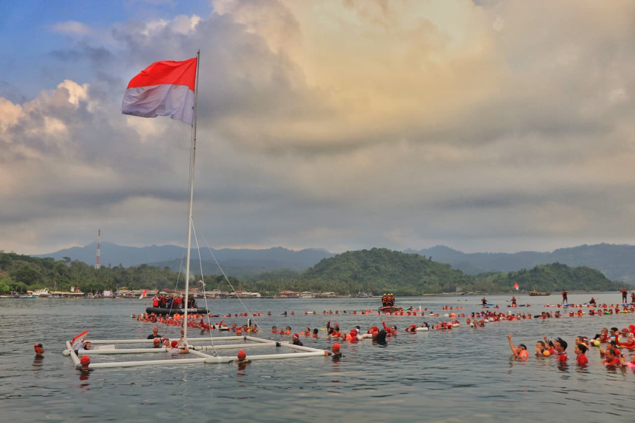 Upacara Unik, Gubernur Rahmat Mirzani Jadi Inspektur Upacara Peringatan HUT ke-80 RI di Atas Laut
